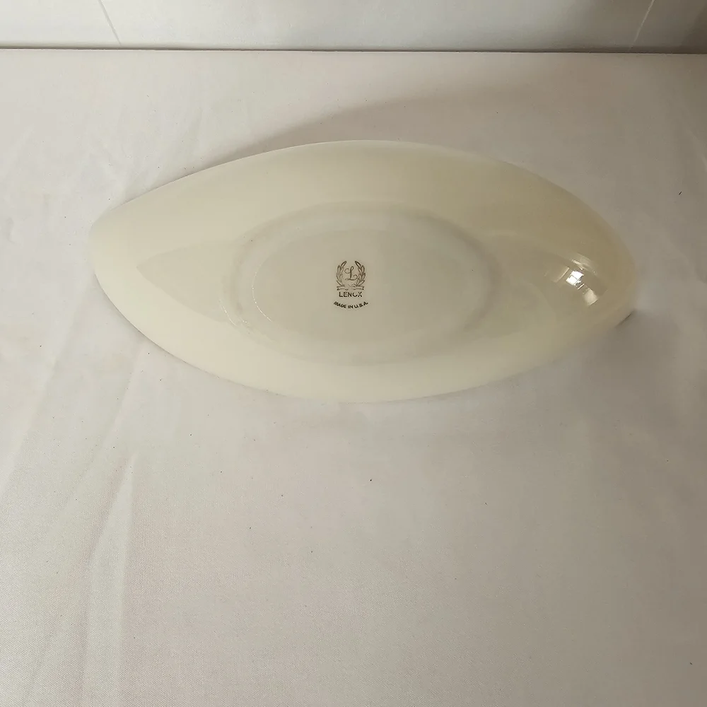 Vtg Lenox Ivory Porcelain Bowl With 24K Gold Trim Boat-Shaped Serving Dish - USA - Picture 5 of 8